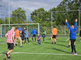 Laatste training S.K.N.W.K. JO7-1 (partijtje tegen de ouders) van maandag 27 mei 2024 (73/180)